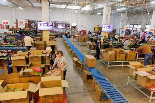 „Weihnachten im Schuhkarton“: Die Weihnachtswerkstatt in Berlin ist eröffnet!