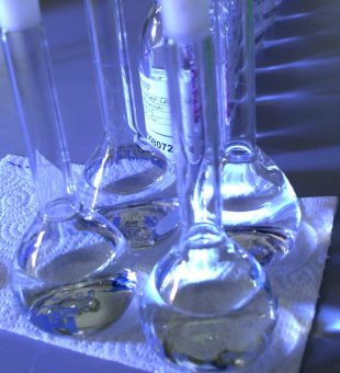 TÜV SÜD unterstützt Inverkehrbringer und Hersteller gefährlicher Gemische bei der Poison Center Notification (PCN)