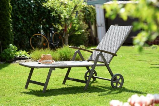 TÜV SÜD bietet Orientierung beim Kauf von Gartenliegen