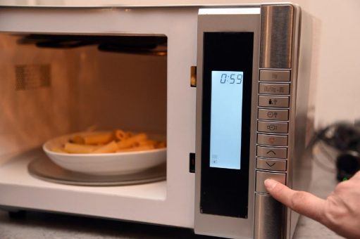 Kochplatten und Mikrowellen: TÜV SÜD gibt Tipps zur Anschaffung und Nutzung