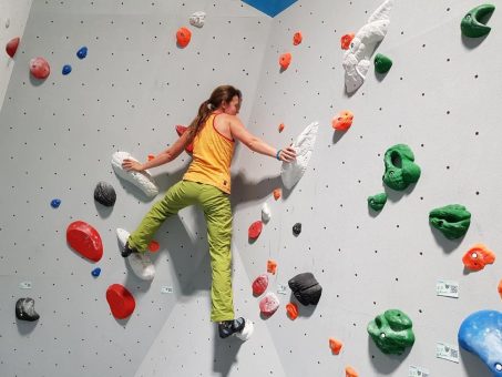 Kletter- und Boulderwände sicher betreiben: TÜV SÜD gibt Tipps