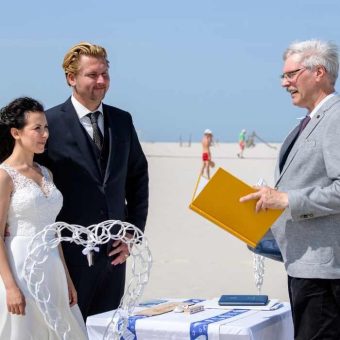 Juist: „Juist married“ – Standesbeamter mit Herz und Leidenschaft feiert 25 Jahre voller besonderer Trauungen