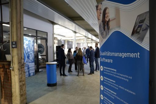 Klassische Karossen und moderne Software: Roxtra-Anwendertreffen in der Manufaktur B26