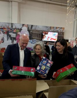 „Weihnachten im Schuhkarton“: Besuch des Regierenden Bürgermeisters Kai Wegner und der Senatorin Katharina Günther-Wünsch in der Weihnachtswerkstatt