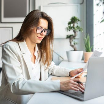 Neuer Handelsblatt-Fachbeitrag liefert den Leitfaden für strategische KI-Kompetenz