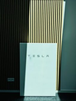 TESLA Energy und iKratos GmbH feiern den 1 Million-Meilenstein