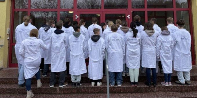 SAXONIA: Chemiekittel für die Dr.-Eberle-Schule Nossen