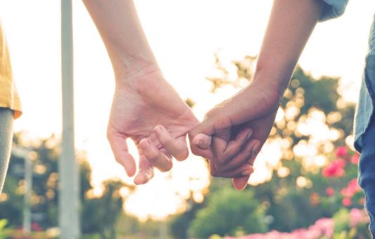 Blumen, bebende Herzen und Biochemie: Woher kommt die Liebe, die das Leben lenkt?