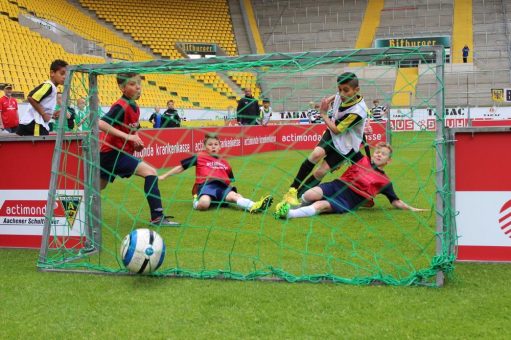 actimonda Schulturnier:  Kinder träumen vom Kick auf dem Tivoli