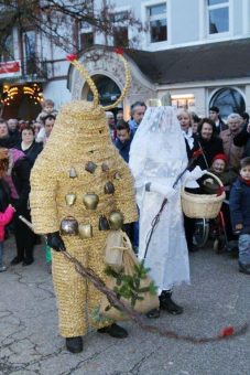 An Heiligabend besuchen Pelzmärtle und Christkind den Herrenalber Rathausplatz