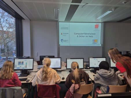Ada-Lovelace-Projekt begeistert junge Frauen beim Workshop „Computerführerschein & Sicher im Netz“