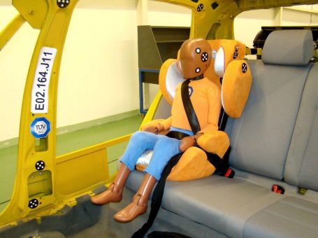 Neue Norm bringt mehr Kindersicherheit ins Auto