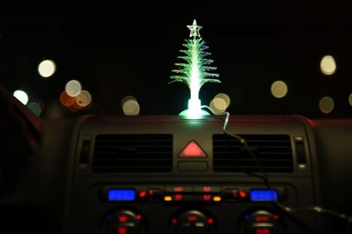 TÜV SÜD: Weihnachtsbeleuchtung im Cockpit? Ist verboten