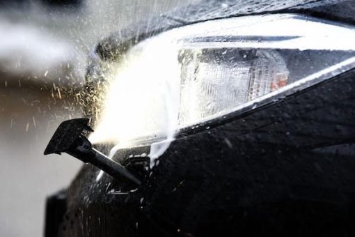 TÜV SÜD: Saubere Scheinwerfer schaffen Sicht