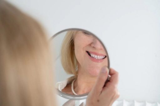 Zahnpflege für Senioren: Schonende Reinigung bei empfindlichem Zahnfleisch und Zahnersatz