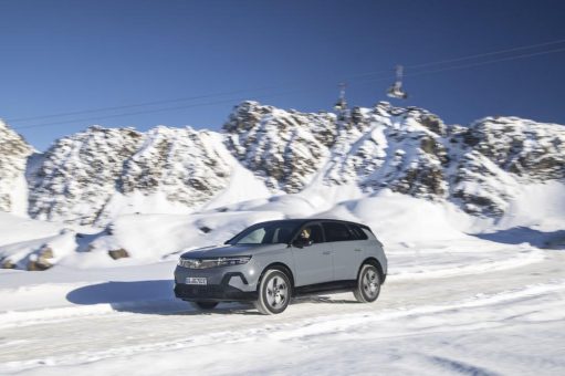 Elektro-Allradler im Schnee: Mit dem Opel Grandland Electric AWD macht der Winter Spaß