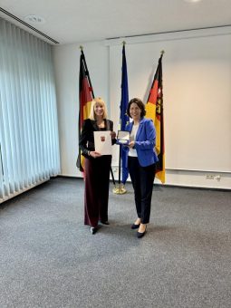 DVS-Präsidentin Susanne Szczesny-Oßing erhält Wirtschaftsmedaille des Landes Rheinland-Pfalz