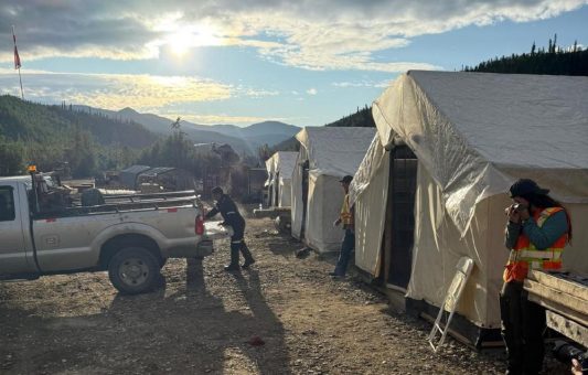 Sitka Gold: 150 m mit 1,49 g/t Gold – Rhosgobel-Entdeckung wächst & Wolfram als Kicker