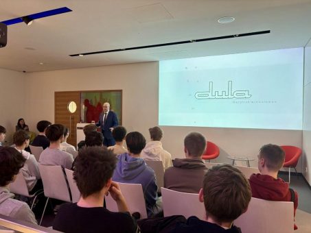 Schulklasse des Mallinckrodt-Gymnasiums besucht Dula in Dortmund