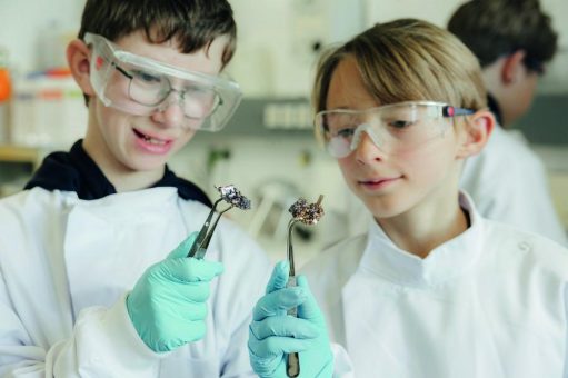 Labor statt Klassenzimmer: Schulkinder der Montessori Schule Herzogenaurach erforschen Kristalle am Fraunhofer IISB