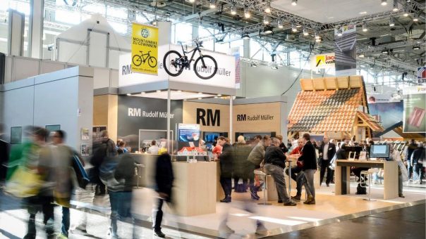 RM Rudolf Müller Medien stellt KI-gestützte Anwendung für das Dachdecker-Regelwerk auf der DACH+HOLZ International vor