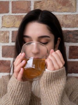 Wärmende Kräuter- und Gewürztees: Ingwer, Tulsi & Co. für kalte Wintertage