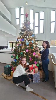 Weihnachtsbaum im Aalto-Theater erfüllt Kinderwünsche