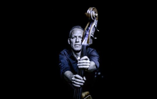 Jazz-Star Avishai Cohen spielt mit dem Metropole Orkest