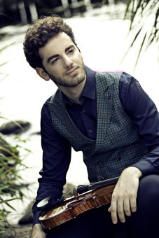 Geiger Emmanuel Tjeknavorian im Trio zu erleben