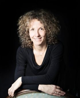 Kleine Kinder lernen den großen Kontrabass kennen