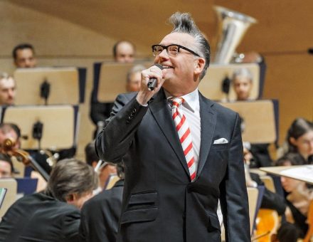 Götz Alsmann moderiert festliches Weihnachtskonzert in der Philharmonie Essen