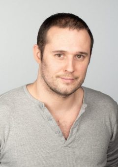 Theater mit Gurkensandwiches und Champagner