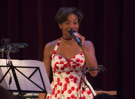 Live im Autokino: „Vier Jahreszeiten“ stimmen auf Filmprogramm ein