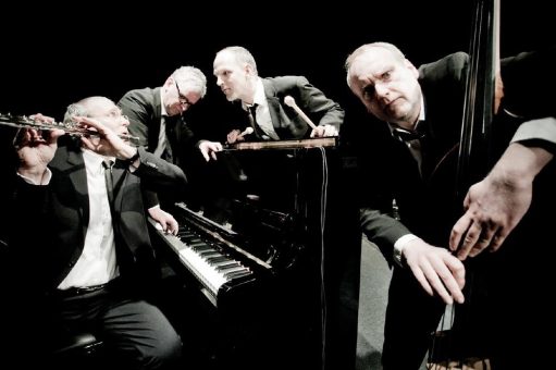 Grimme-Preisträger August Zirner und das Spardosen-Terzett stellen die „Diagnose Jazz“