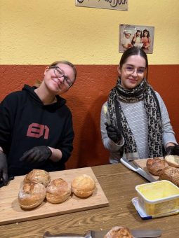 Auszubildende unterstützen Ingos Kältehilfe bei der Essensausgabe