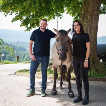 Ergonomischer und nachhaltiger als Hufeisen: Designerin Egzona Acifi und MAKRA PRO entwickeln den maßgeschneiderten Hufschuh aus dem 3D-Drucker.
