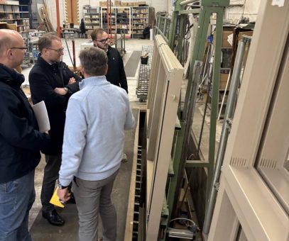 Neustart mit Tradition: Landrat Dr. Mischak zum Unternehmensbesuch bei FR Frame Fenstersysteme in Angersbach