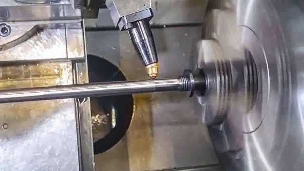 Festwalzen von Dehnschrauben: 100 % Dauerfestigkeit in 28 Sekunden