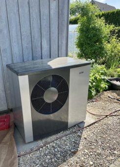 Zwischen Himmel und Keller: In Deutschland arbeiten bereits viele Photovoltaik Anlagen auf dem Dach, die Strom für Wärmepumpen erzeugen.