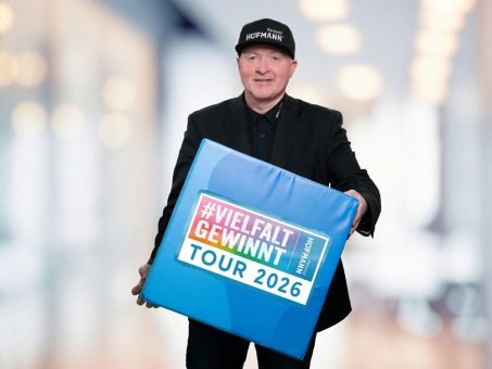 „Vielfalt gewinnt“ auf der Trikotbrust: Hofmann Personal bezieht Fans beim Topspiel in Fürth ein