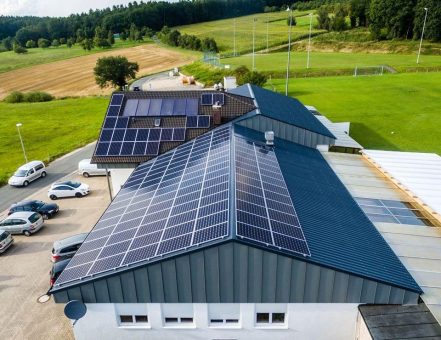 Tesla Fallstudie – DJK Weingarts setzt auf eigene Stromproduktion und -speicherung