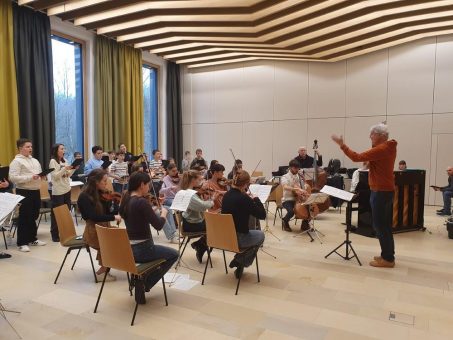 Gartensaal von Kloster Irsee verwandelt sich in Probenraum, Konzertsaal und Aufnahmestudio: Aurelius Sängerknaben Calw und Instrumentalisten des Schwäbischen Jugendsinfonieorchesters sjso studieren die Kinderoper Brundibár ein