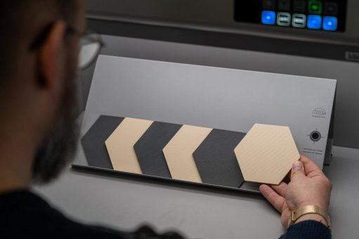 „OFHarmonie“: Wie Oberflächenstrukturen den Farbeindruck beeinflussen