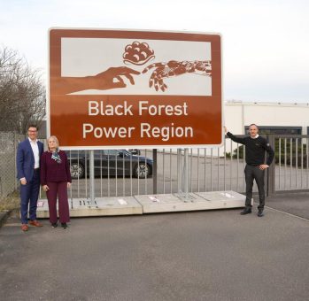 Touristisches Hinweisschild an der A5: nectanet setzt sichtbares Zeichen für Innovationskraft aus der Region