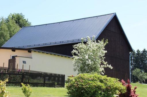 Dachsanierung im Frühjahr: Mit Profilblechen von Luxmetall wirtschaftlich und langlebig modernisieren