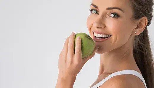 Weiße Zähne ohne Risiko: Warum sanfte Zahnpflege besser ist als Bleaching