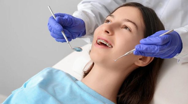 Pubertät und Zahngesundheit: Was Jugendliche jetzt beachten sollten