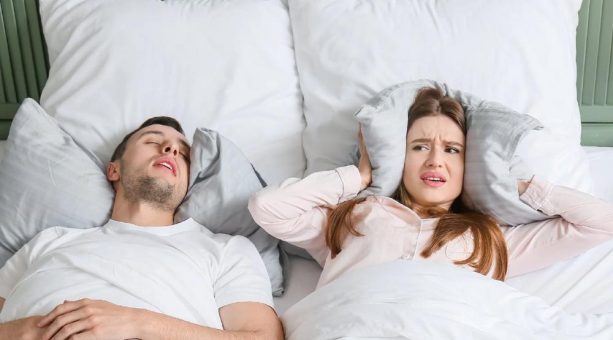 Schnarchen und Mundgesundheit: Warum deine Zahnpflege nachts eine Rolle spielt