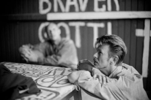 David Bowies Tod jährt sich zum zehnten Mal: Ausstellung „A Day With David Bowie“ gedenkt der Legende in München und wird bis zum 12. April verlängert