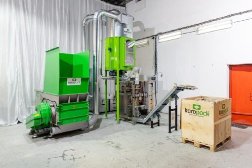 Umweltfreundliche Verpackungspolster, selbst hergestellt: KAROPACK zeigt auf der interpack 2026 die passende Produktionsanlage, den KAROCYCLER.